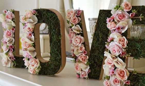 Kwiaty sztuczne w ślubnej dekoracji